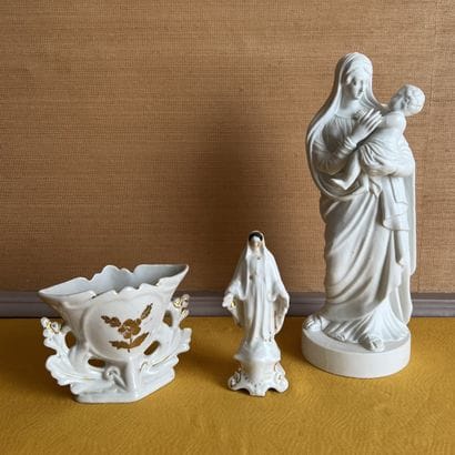 Statue de Vierge à l'Enfant en biscuit. H....