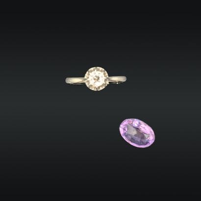 Bague en or gris 18K (750), ornée d'un diamant...
