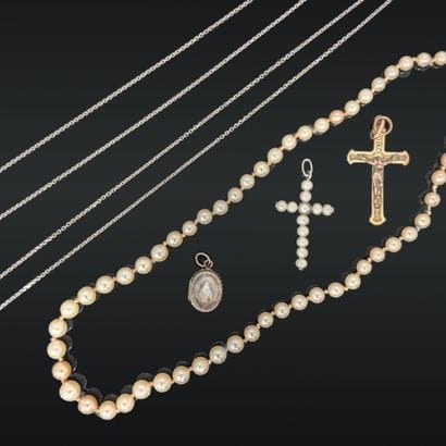 Croix pendentif et deux chaînes en argent...