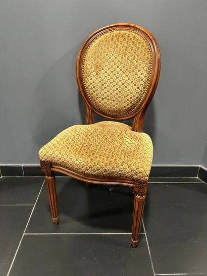 Suite de douze chaises en bois naturel, le...