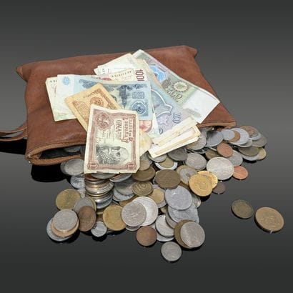 Ensemble de billets et pièces de monnaie,...
