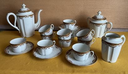 Partie de service à café en porcelaine blanche...