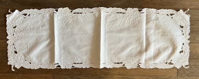 Ensemble de napperons brodés, certains à...