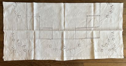 Ensemble de napperons brodés, certains à...