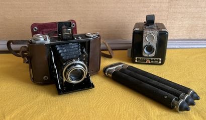 Appareil photo ZEISS Ikon et un trépied télescopique....