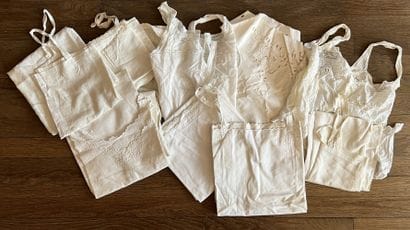 Lingerie ancienne : ensemble de caracos et...