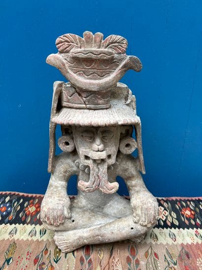 Art de style précolombien. Statue de divinité...