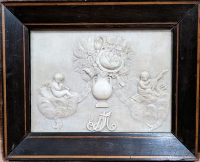 Plaque en albâtre à décor en léger relief...