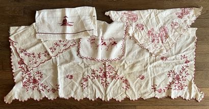 Ensemble de napperons brodés, certains à...