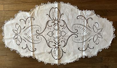 Ensemble de napperons brodés, certains à...