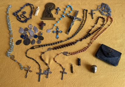 Objets religieux : croix dont une émaillée,...