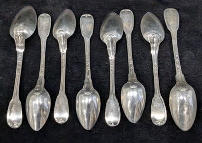 Suite de huit petites cuillers en argent...
