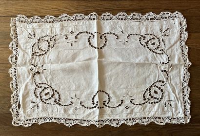 Ensemble de napperons brodés, certains à...