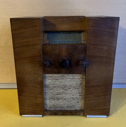Ancien poste de radio SGI. En l'état. Manque...