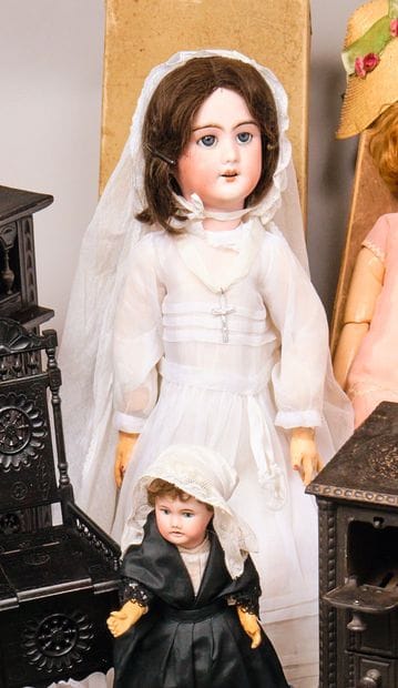 Poupée SFBJ taille 10. Tête en porcelaine,...