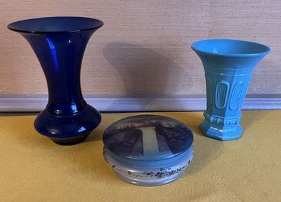 Verreries : vase cornet en opaline bleu turquoise,...