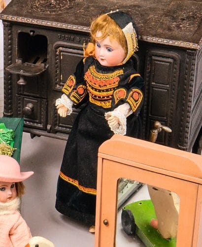 Poupée SFBJ 60. Tête en porcelaine, les yeux...