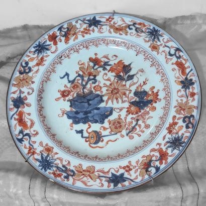 Chine, XVIIIe siècle. Assiette en porcelaine...