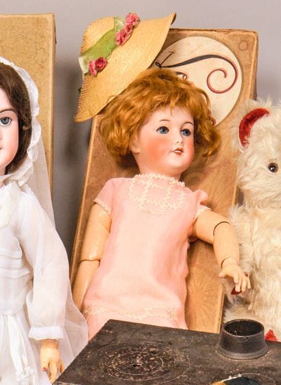 Poupée UNIS France taille 8. Tête en porcelaine,...