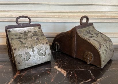 Paire d'étriers en bois et acier, plaqués...