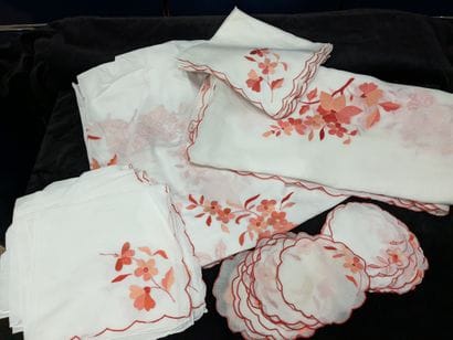 Ensemble en percale de coton blanc à décor...