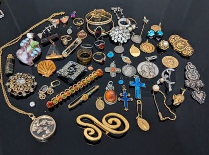Ensemble de bijoux fantaisie.