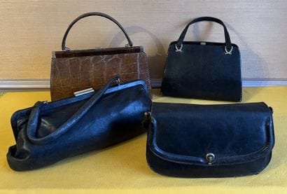 Quatre sacs à main, l'un en cuir marron,...