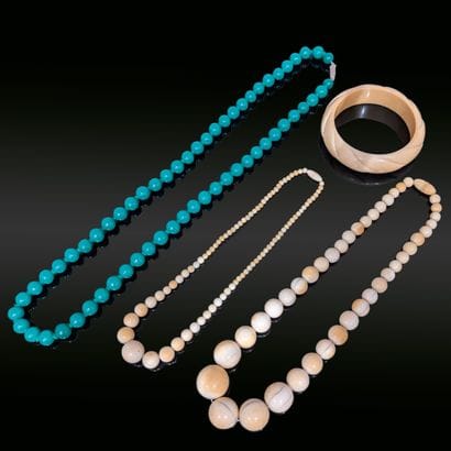 Bijoux fantaisie : collier de boules de pierres...
