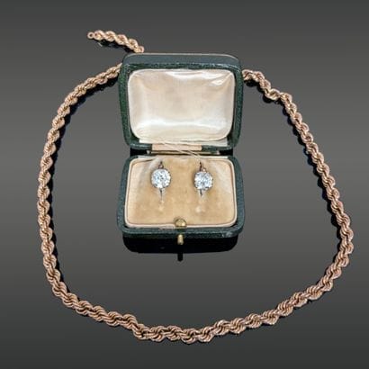 Paire de boucles d’oreille fantaisie en métal...