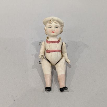 Poupée mignonnette articulée en biscuit polychrome,...