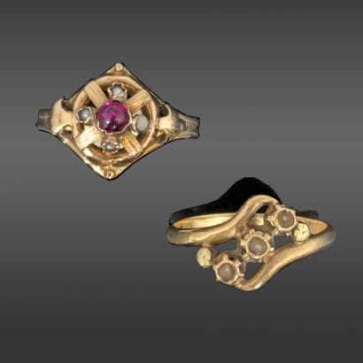 Deux bagues en or jaune 18K (750), la première...
