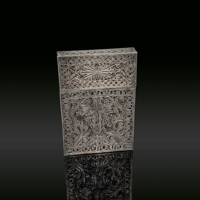 Etui plat en argent (800). Décor repercé...
