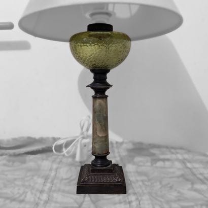 Ancienne lampe à pétrole en onyx et métal...