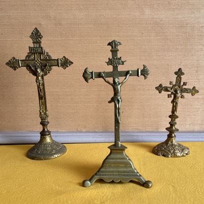 Crucifix en bronze à décor poinçonné, la...