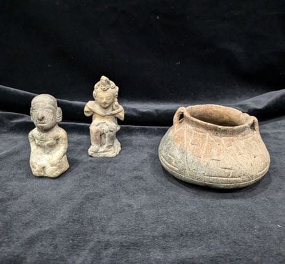 Ensemble de pièces précolombiennes : - Statuette...