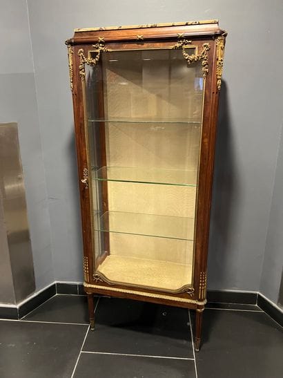 Vitrine en acajou, les montants arrondis...