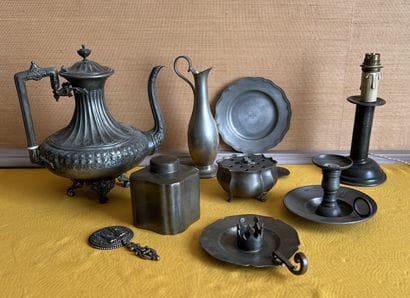 Mannette d'étains : pied de lampe, pique-fleurs,...
