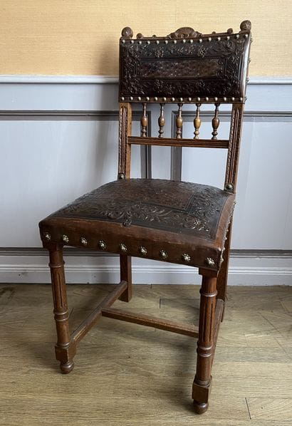 Suite de huit chaises en chêne mouluré et...