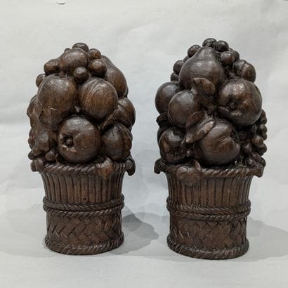 Paire d'ornements de table figurant des corbeilles...