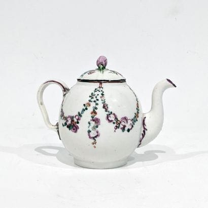 Petite théière dite calabre en porcelaine,...