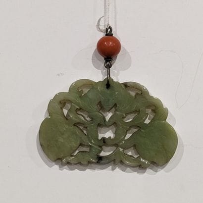 Pendentif en néphrite céladon clair, repercé...