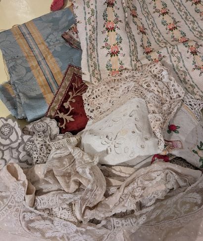 Ensemble de napperons, dentelles dont un...
