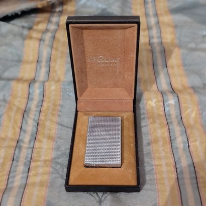 S.T. DUPONT. Briquet en métal argenté à décor...