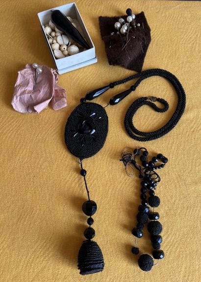 Collier en perles de jais retenant un médaillon...