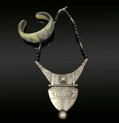 Ensemble : tour de cou formé d'un pectoral...