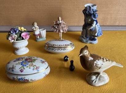 Bibelots en porcelaine et biscuit polychrome...