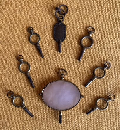 Ensemble de clés de montres anciennes, l'une...
