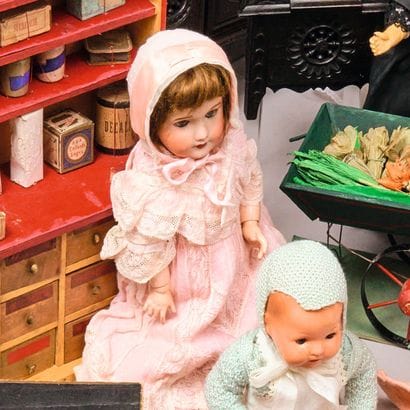 Poupée. Tête en porcelaine, les yeux riboulants...