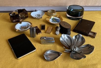 Mannette d'accessoires de fumeur : cendriers...