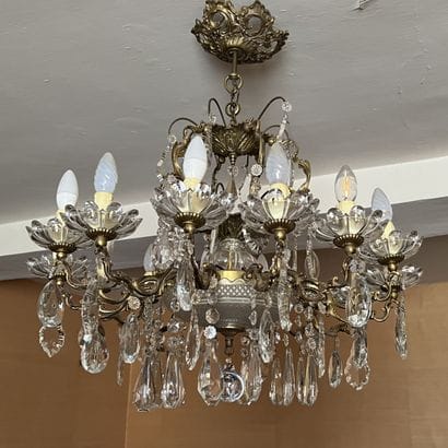 Lustre en bronze moulé garni de pampilles...